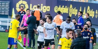Momen ketika pemain Valencia meninggalkan lapangan usai insiden pelecehan rasial. (c) twitter.com/valenciacf_en