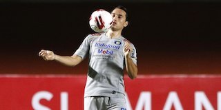 Ezra Walian mengontrol bola pada duel Persib Bandung melawan Persita Tangerang di Piala Menpora 2021 (c) Ikhwan Yanuar Harun