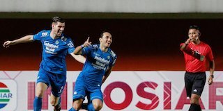 Selebrasi striker Persib Bandung, Ezra Walian, usai membobol gawang Persebaya Surabaya di Piala Menpora 2021. (c) Bola.net/Muhammad Iqbal Ichsan