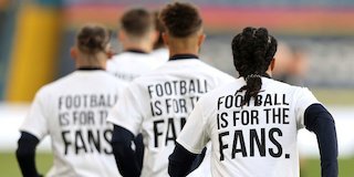 Aksi protes skuad Leeds United terhadap gagasan European Super League, Selasa (20/4/2021) (c) Pool Getty via AP Photo