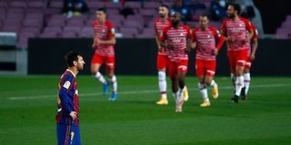 Ekspresi kekecewaan Lionel Messi usai gawang Barcelona dibobol Granada, Jumat (30/4/2021) (c) AP Photo