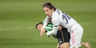 Luka Modric melakukan duel dengan pemain Real Betis di pekan ke-32 La Liga musim 2020/2021 (c) AP Photo