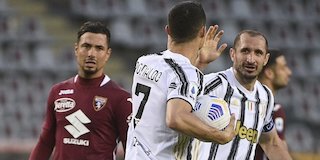 Cristiano Ronaldo dan Giorgio Chiellini di laga Torino vs Juventus (c) LaPresse via AP
