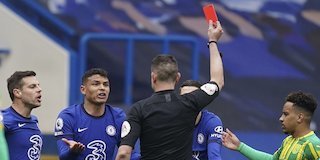 Thiago Silva mendapatkan kartu merah dari wasit David Coote (c) AP Photo
