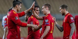 Selebrasi pemain Spanyol usai menjebol gawang Kosovo, Kualifikasi Piala Dunia 2022. (c) AP Photo