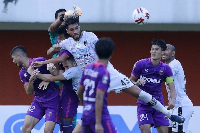 Bek Bali United, Willian Pacheco, duel udara dengan pemain Persita Tangerang pada laga Piala Menpora 2021 di Stadion Maguwoharjo, Jumat, (2/4/2021). (c) Bola.com/M Iqbal Ichsan