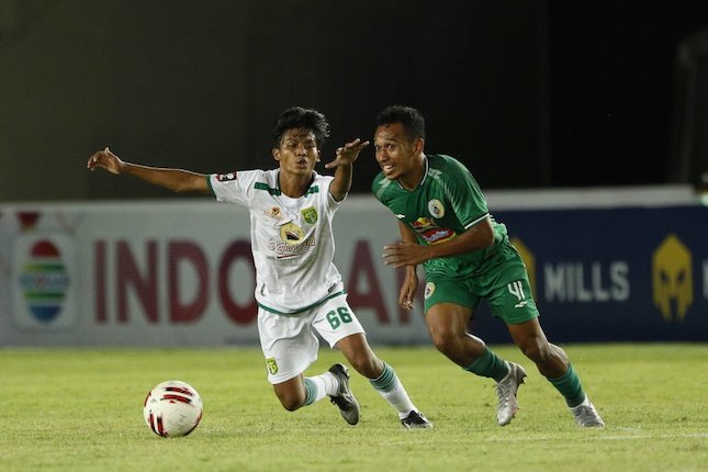 Pemain Persebaya, Dicky Kurniawan, mengejar winger PSS, Irfan Jaya, pada laga Piala Menpora 2021 (c) Ikhwan Yanuar Harun