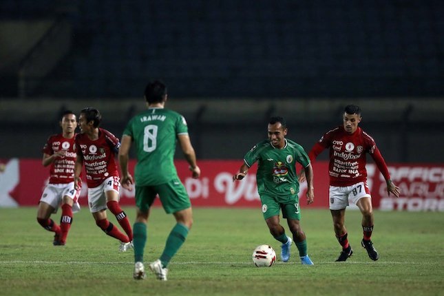 Pemain PS Sleman, Irfan Jaya (dua kanan) dibayangi pemain Bali United, Stefano Jantje Lilipaly (kanan) dalam pertandingan perempat final Piala Menpora 2021 di Stadion Si Jalak Harupat, Bandung. Senin 