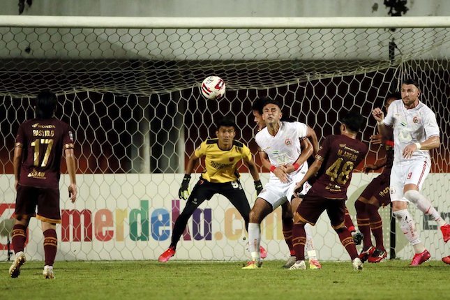 Pemain Persija Jakarta, Marco Simic (kanan) berusaha menyundul bola ke gawang PSM Makassar dalam pertandingan semifinal leg pertama Piala Menpora 2021 di Stadion Maguwoharjo, Sleman. Kamis (15/4/2021). (c) Bola.com/Ikhwan Yanuar