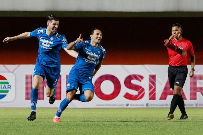 Selebrasi striker Persib Bandung, Ezra Walian, usai membobol gawang Persebaya Surabaya di Piala Menpora 2021. (c) Bola.net/Muhammad Iqbal Ichsan