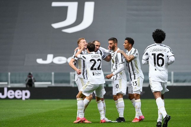 Skuad Juventus merayakan gol Dejan Kulusevski ke Genoa, Serie A 2020/21. (c) AP Photo