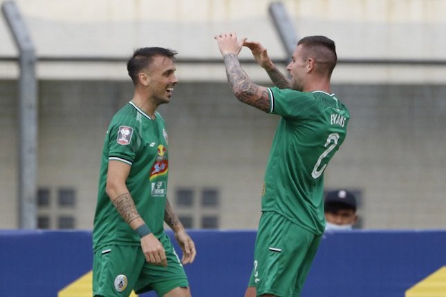 Pemain PS Sleman, Aaron Michael Evans (kanan) memberikan selamat kepada Velez Nicolas Leandro usai menjebol gawang Persik Kediri dalam pertandingan Babak Penyisihan Grup C Piala Menpora 2021 di Stadion Si Jalak Harupat, Bandung. Kamis (1/4/2021). (c) Bola.net/Ikhwan Yanuar