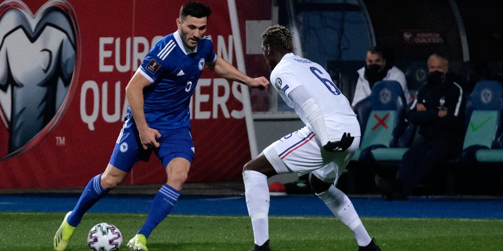 Duel Sead Kolasinac kontra Paul Pogba, Bosnia-Herzegovina vs Prancis, Kualifikasi Piala Dunia 2022. (c) AP Photo