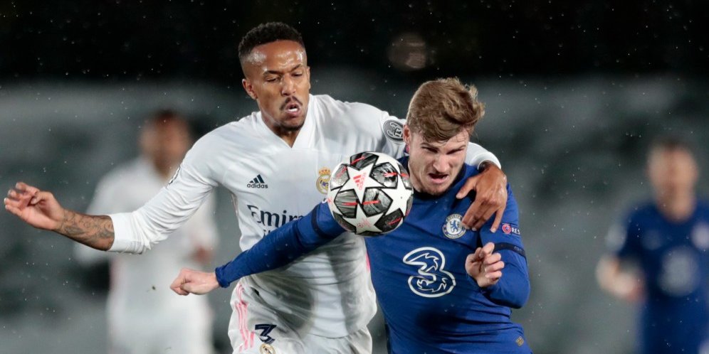 Eder Militao berduel dengan Timo Werner dalam laga Real Madrid vs Chelsea, Rabu (28/4/2021) (c) AP Photo