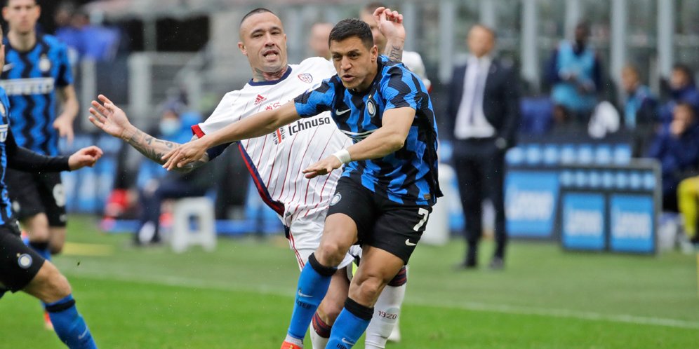 Alexis Sanchez dan Radja Nainggolan, Inter Milan vs Cagliari, Serie A 2020/21. (c) AP Photo