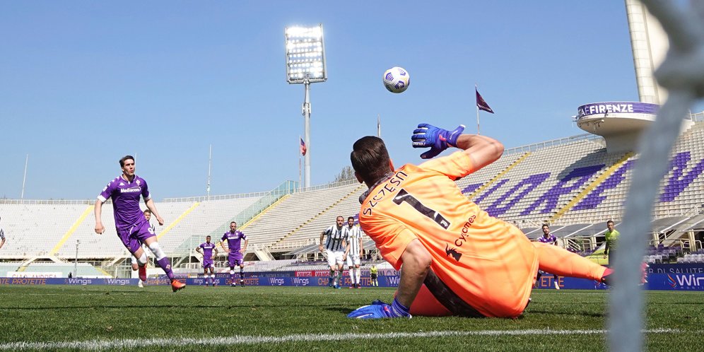 Momen kebobolan Wojciech Szczesny di laga Juventus vs Fiorentina, Serie A 2020/21. (c) AP Photo