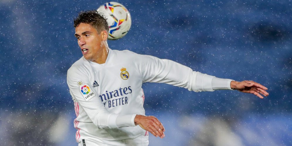 Bek Real Madrid, Raphael Varane (c) AP Photo