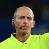Sederet Kontroversi Mike Dean, Wasit Premier League yang Bakal Pensiun Akhir Musim Ini Sederet Kontroversi Mike Dean, Wasit Premier League yang Bakal Pensiun Akhir Musim Ini