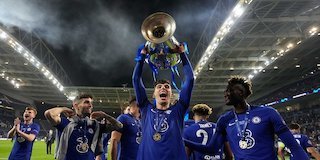 Kai Havertz mengangkat trofi Liga Champions. (c) AP Photo