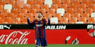 Selebrasi bintang Barcelona, Lionel Messi usai membobol gawang Valencia, Senin (3/5/2021) (c) AP Photo
