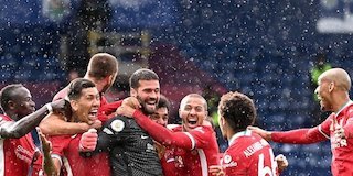 Skuad Liverpool merayakan gol Alisson Becker ke gawang West Brom, Minggu (16/5/2021) (c) Pool Getty via AP Photo