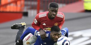 Axel Tuanzebe berduel dengan Kelechi Iheanacho (c) AP Photo