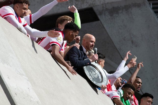 Skuad Ajax dan pelatih Erik ten Hag merayakan gelar kampiun Eredivisie 2020-21 (c) AP Photo