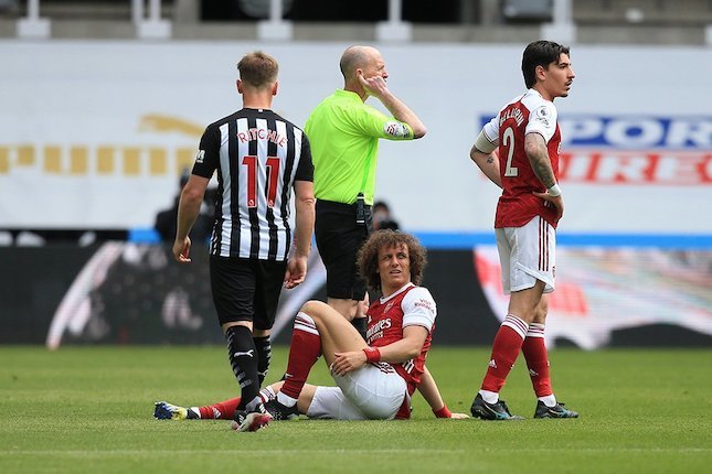 David Luiz diserang cedera di laga Newcastle United vs Arsenal, Premier League 2020/21. (c) AP Photo