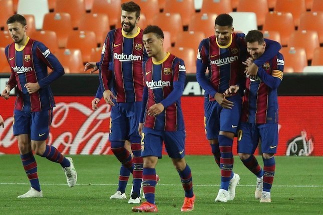 Skuad Barcelona merayakan gol ke gawang Valencia, Senin (3/5/2021) (c) AP Photo