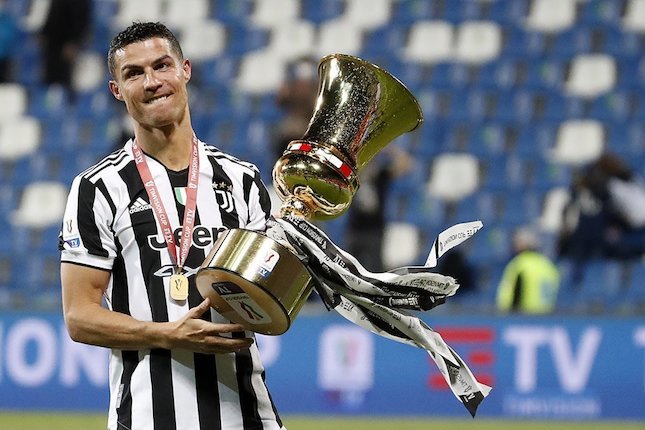Cristiano Ronaldo membawa trofi Coppa Italia (c) AP Photo