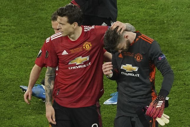 Victor Lindelof mencoba menenangkan David De Gea usai gagal menendang penalti (c) AP Photo