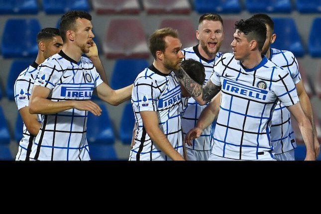 Christian Eriksen (tengah) merayakan gol bersama pemain-pemain Inter Milan (c) LaPresse Via AP