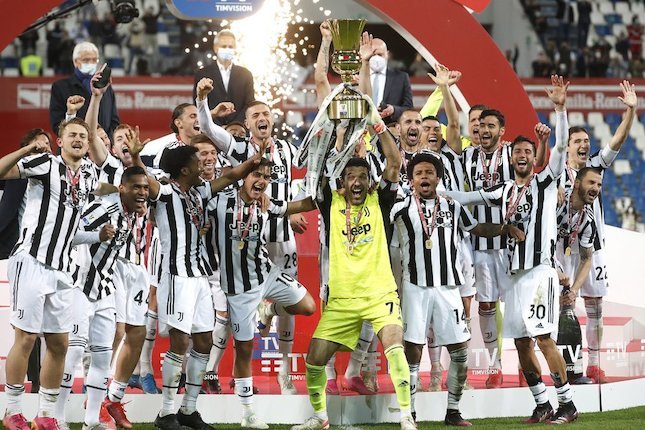Skuat Juventus mengangkat trofi juara Coppa Italia 2020-21 usai mengalahkan Atalanta di Mapei Stadium, Kamis (20/05/2021) dini hari WIB. (c) AP Photo