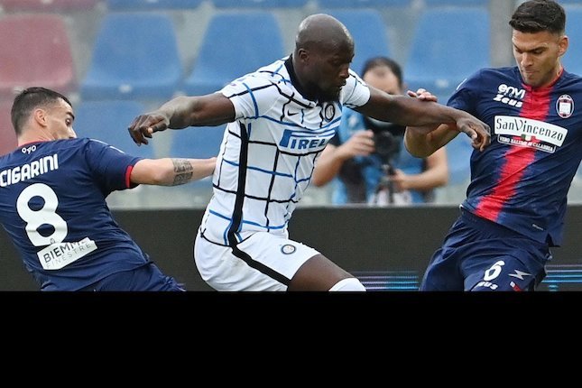 Romelu Lukaku (Inter Milan) dikepung dua pemain Crotone (c) LaPresse Via AP
