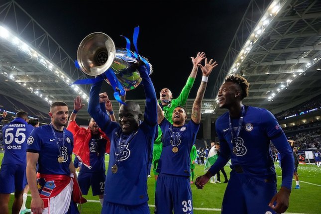 NGolo Kante mengangkat trofi Liga Champions 2021 setelah Chelsea mengalahkan Manchester City di final. (c) AP Photo