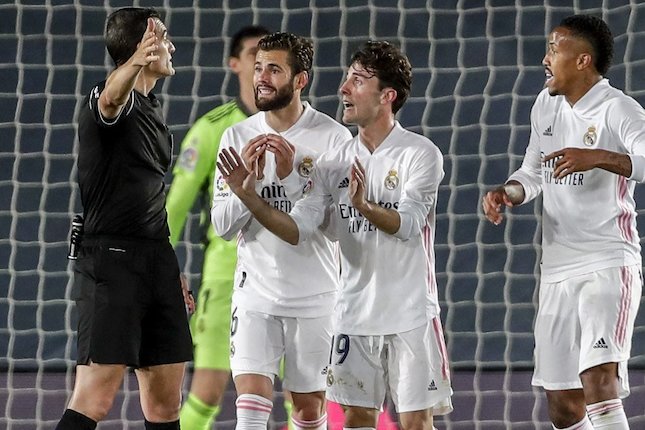 Pemain Real Madrid melakukan protes pada wasit di laga melawan Sevilla (c) AP Photo