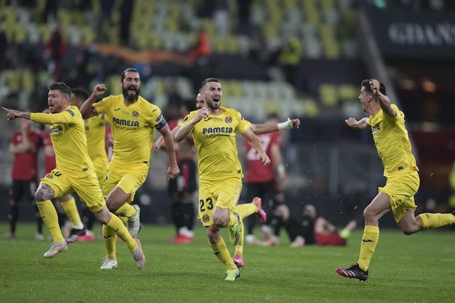 Skuat Villarreal merayakan kemenangan mereka atas Manchester United di final Liga Europa 2020-21 di Gdansk, Polandia, Kamis (27/05/2021) dini hari WIB. (c) AP Photo