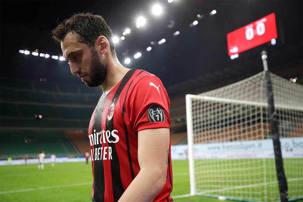 Belum Putuskan Masa Depannya di AC Milan, Hakan Calhanoglu Mau Fokus ke Euro 2020