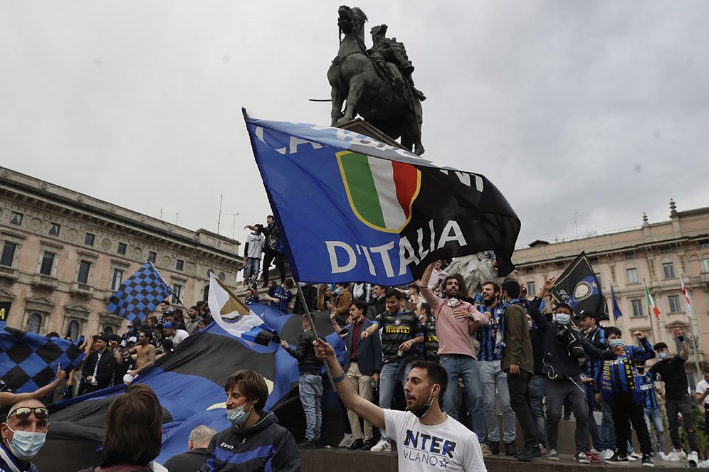 Galeri Foto: Fans Inter Rayakan Scudetto di Pusat Kota Milan