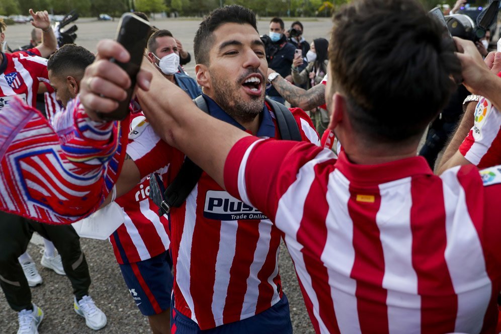 CAMPEONESSSSSSSSSSSSSS! Luis Suarez Ikut Pesta di Jalanan Bersama Fans Atletico