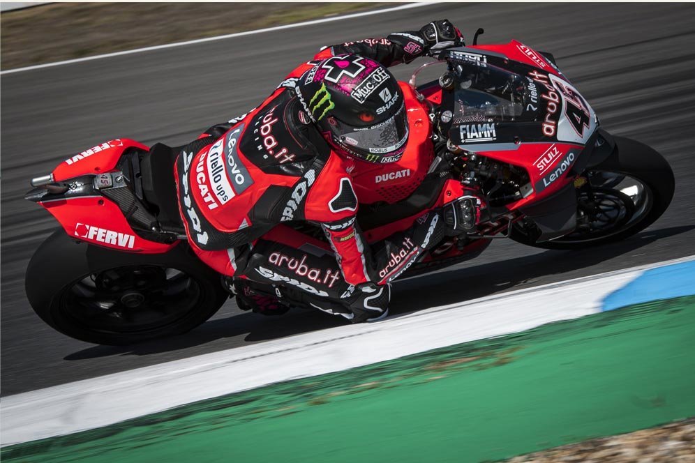 Hasil Race 1 WorldSBK Catalunya: Motor Razgatlioglu Bermasalah, Redding Menang