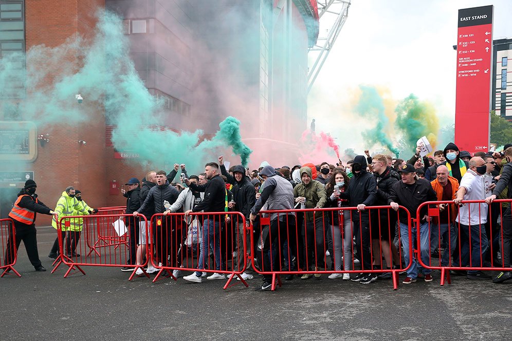 Humor! Cuitan-cuitan Lucu Warnai Aksi Fans Manchester United Terobos Old Trafford