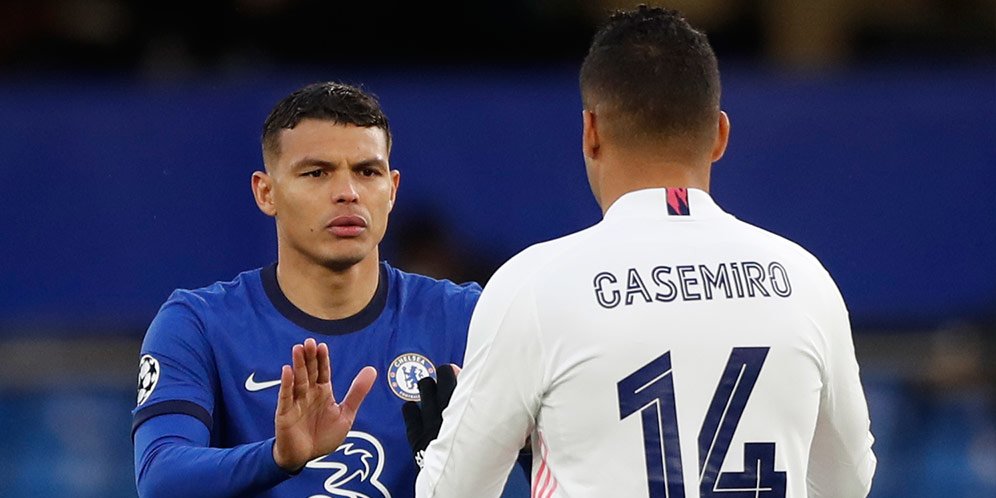 Casemiro dan Thiago Silva di laga Chelsea v Real Madrid pada leg kedua semifinal Liga Champions 2020-2021. (c) AP Photo