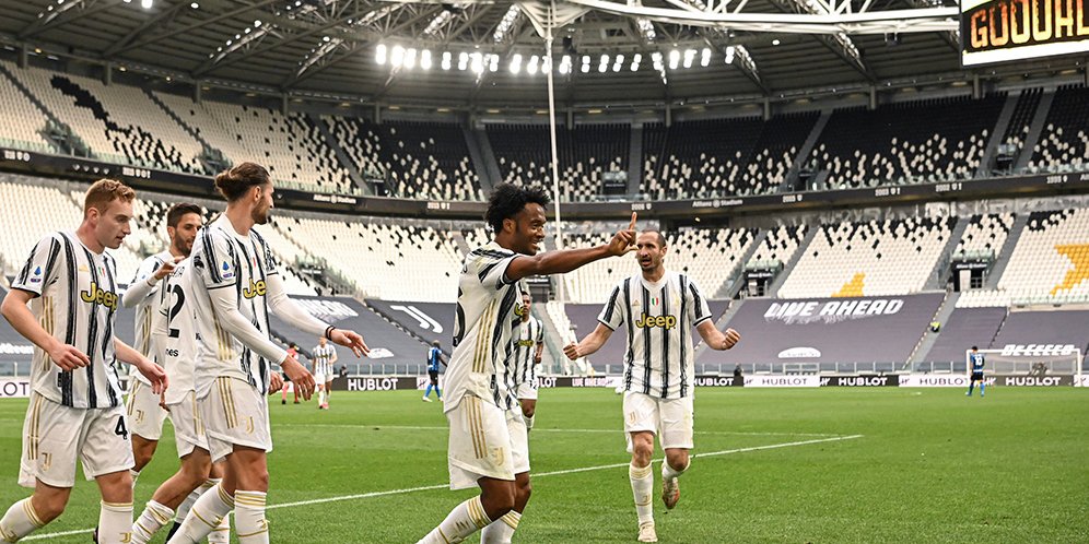 Skuad Juventus merayakan gol Juan Cuadrado ke gawang Inter Milan, Serie A 2020/21. (c) AP Photo