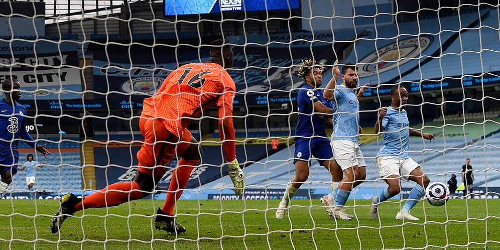 Momen gol Raheem Sterling di laga Manchester City vs Chelsea, Premier League 2020/21. (c) AP Photo