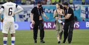 Foto Pitch Invader Berpakaian Minim yang 'Ganggu' Laga Finlandia vs Belgia