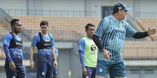 Robert Rene Alberts di latihan Persib Bandung (c) Bola.com/Erwin Snaz