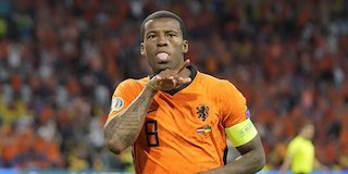 Kapten timnas Belanda Georginio Wijnaldum melakukan selebrasi setelah mencetak gol ke gawang Ukraina di Euro 2020. (c) AP Photo