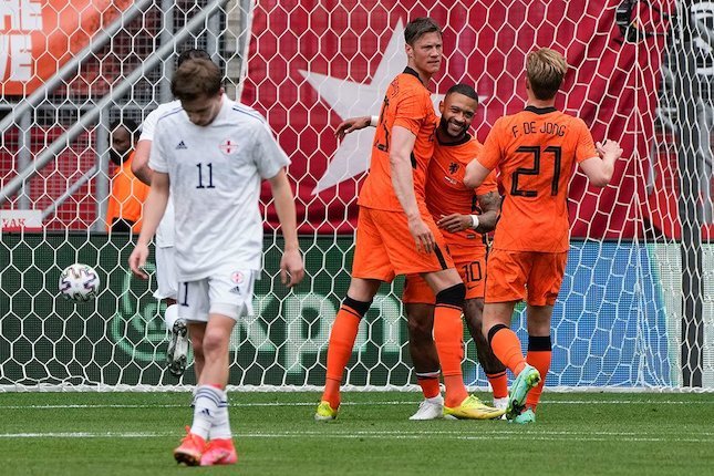Pemain Belanda merayakan gol yang dicetak Memphis Depay (tengah) dalam laga uji coba melawan Georgia di De Grolsch Veste, Minggu (6/6/2021). (c) AP Photo