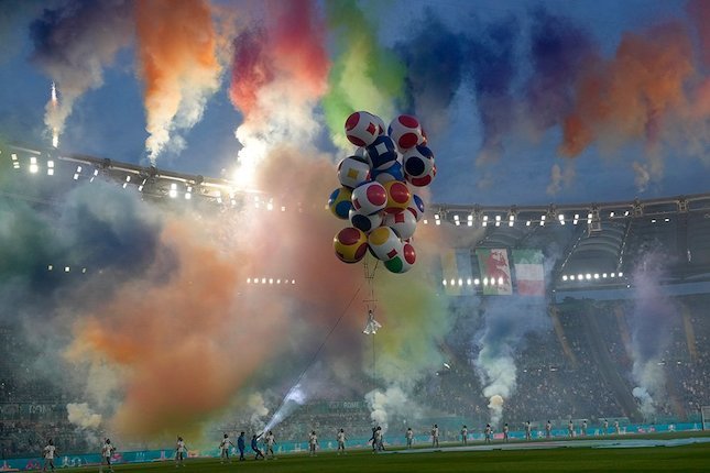 Balon bendera dilepaskan